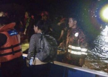 PASUKAN bomba memindahkan mangsa banjir di Pitas.-IHSAN BOMBA