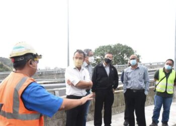 Ar Yew Tung Seang (dua dari kiri) mengadakan lawatan tapak ke kawasan yang berlakunya insiden takungan air di Jalan Bukit Kukus menghala ke Jalan Tun Sardon, Pulau Pinang.