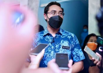 WAN Ahmad Fayhsal Wan Ahmad Kamal dalam sidang akhbar selepas melawat Gereja Gereja Assembly Of God yang musnah akibat kebakaran di Kota Kemuning, Shah Alam, Selangor, hari ini. - UTUSAN / ZULFADHLI ZAKI