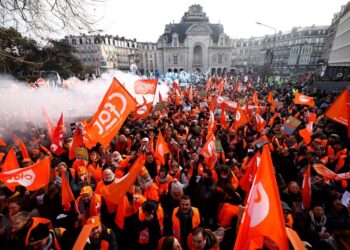 PENUNJUK perasaan mengibarkan bendera kesatuan sekerja semasa protes rombakan pencen di Lille di utara Perancis.-AFP