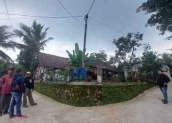 KEADAAN tiang elektrik yang condong di laman rumah Agung Widodo di Desa Cukilan di wilayah Semarang-AGENSI