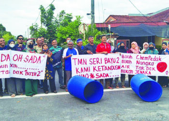 PENDUDUK berkumpul meminta pihak berkenaan menyelesaikan segera masalah air dihadapi mereka sejak empat tahun lalu di Taman Seri Bayu 2, Sungai Lalang di Sungai Petani. – UTUSAN/ABD RAZAK OSMAN