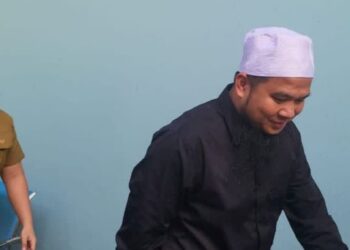 EBIT Lew tiba di pekarangan Mahkamah Majistret Tenom pagi ini