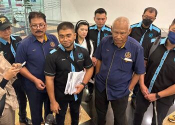 HISHAMUDDIN HASHIM (tiga dari kiri) bersama MUSA HASSAN (tiga dari kanan) dalam sidang akhbar di Menara KPJ, Jalan Tun Razak di ibu negara hari ini.