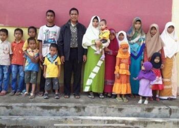 KELUARGA besar Kamaruddin bersama isteri dan sebahagian 16 orang anaknya. - AGENSI