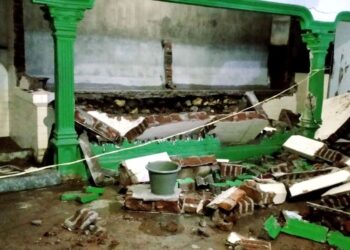 KEADAAN tangki air dan dinding yang runtuh di sebuah masjid di Blitar, Jawa Timur, Indonesia. - AGENSI