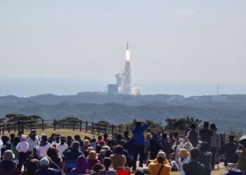 ORANG ramai menyaksikan pelancaran roket H3 di Pusat Angkasa Tanegashima di Kagoshima, barat daya Jepun. - AFP 