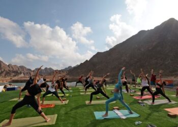 ORANG ramai menghadiri kelas yoga di sebuah pulau kecil di tasik Hakka, UAE. - AFP