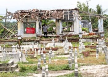 ABDUL Ghani Umar melihat keadaan masjid lama yang didakwa dibina seawal abad ke-17 di Kampung Belimbing Dalam, Durian Tunggal, Melaka. - UTUSAN/RASUL AZLI SAMAD