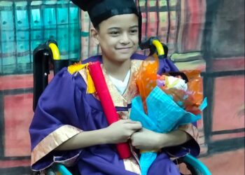 MUHAMMMAD Azamuddin Yamim bergambar kenangan ketika majlis tamat sekolah di mana dia terpaksa menangguhkan sesi persekolahan menengah yang dijangka bermula bulan ini. - GAMBAR IHSAN KELUARGA