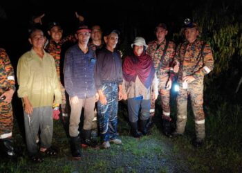 TIGA yang sesat di dalam hutan dekat Kampung Selabat bersama pasukan penyelamat selepas ditemukan awal pagi tadi.