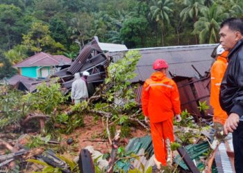 PASUKAN penyelamat memeriksa kerosakan dan mencari mangsa tanah runtuh di Kepulauan Natuna di Riau.-AFP