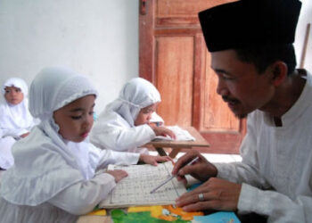 KAJIAN MPR menunjukkan lebih 72 peratus umat Islam di Indonesia masih buta al-Quran.-AGENSI