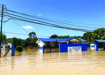 KEADAAN Balai Polis Panchor, Muar yang ditenggelami banjir.