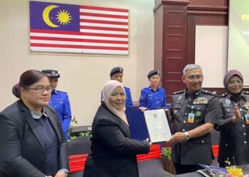 IBRISAM Abdul Rahman (dua kanan) dan Datuk Bandar Kota Kinabalu, Datuk Noorliza Awang Alip (dua kiri) bertukar Nota Kerjasama yang ditandatangani di Kota Kinabalu hari ini