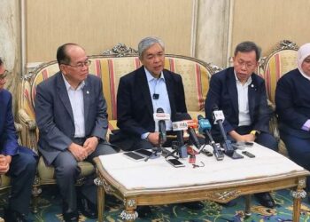 AHMAD ZAHID (tengah) bercakap dalam sidang media selepas mempengerusi mesyuarat penyelasaran antara KKDW di Wisma Bapa Malaysia, di Kuching hari ini.