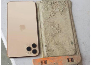 IPHONE yang jatuh dalam Tasik Sun Moon ditemukan dalam keadaan berlumpur dan masih berfungsi. - FACEBOOK CHEN