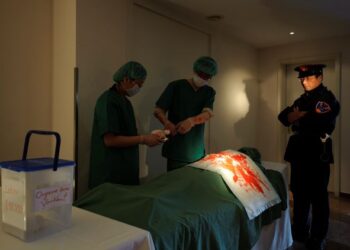 AHLI pergerakan Falun Gong melakukan demonstrasi membantah tindakan Beijing mengambil organ daripada banduan. - AFP