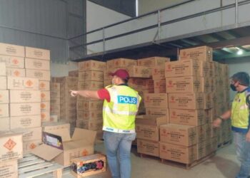 Jumlah rampasan bunga api dan mercun yang dikumpul oleh sekumpulan individu yang menjalankan sindiket berkenaan di sebuah rumah di Jalan Din Lik Kong, Sibu.