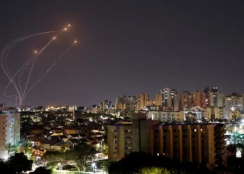 GARIS cahaya kelihatan ketika sistem anti peluru berpandu, Iron Dome Israel memintas roket yang ditembak dari Semenanjung Gaza. -REUTERS