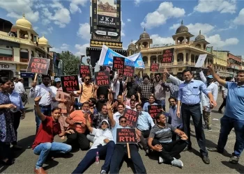PULUHAN ribu doktor swasta di Rajasthan, India menyertai protes untuk lindungi hak penting kesihatan rakyat. -AGENSI