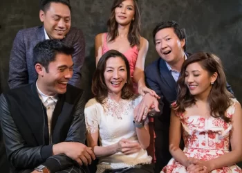 FILEM Crazy Rich Asians yang ditayangkan pada 2018 turut menampilkan artis Malaysia, Tan Sri Michelle Yeoh (duduk tengah) dan Henry Golding (duduk kiri).