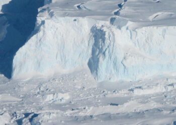 GLASIER Thwaites yang besar di Antartika Barat digelar ‘glasier kiamat’ kerana pencairan aisnya menyumbang kepada kenaikan paras laut. -AGENSI