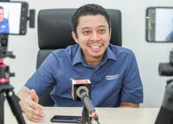 MOHD. Yadzil Yaakub ketika ditemu bual pengamal media mengenai jawatan Timbalan Exco yang diumumkan Ketua Menteri Melaka di Pusat Khidmat Masyarakat DUN Bemban, Jasin Bestari, Melaka. - UTUSAN/SYAFEEQ AHMAD