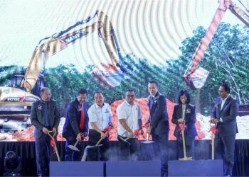 AMIRUDIN Shari merasmikan majlis pecah tanah Taman Perindustrian Pintar NCT (NSIP) di Pusat Konvensyen dan Hotel Movenpick KLIA,Sepang. semalam. – UTUSAN/FAISOL MUSTAFA
