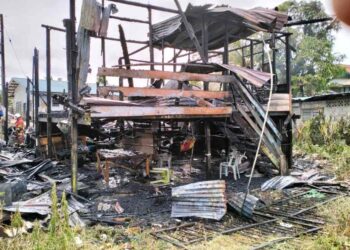 KEADAAN rumah setingkat jenis tidak kekal musnah 100% dalam kejadian kebakaran di Kampung Tabuan Dayak, di Kuching pagi tadi.