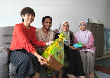 AZLAN Bahrum dan Norhaspida Yatim (dua dari kanan) ceria ketika menerima kunjungan AJK Kawat sempena Ziarah Kasih Ramadan di Pangsapuri Ladang Tok Pelam, Kuala Terengganu.