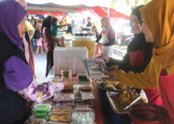 ANGGOTA penguat kuasa JKNT melakukan pemeriksaan di premis menjual makanan di sebuah bazar Ramadan di Terengganu.