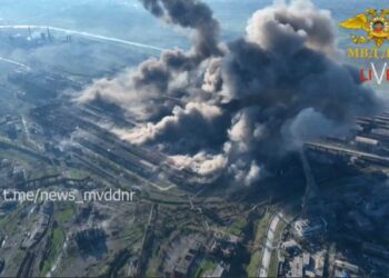 TANGKAP layar rakaman dikeluarkan oleh Kementerian Dalam Negeri Republik Rakyat Donetsk (DNR) menunjukkan kepulan asap dari kilang keluli, Azovstal di Mariupol. - AFP 