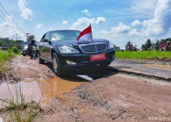 KONVOI bawa Jokowi menggunakan jalan yang rosak semasa lawatannya ke wilayah Lampung. - AGENSI