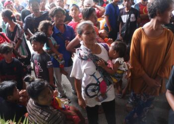 PELBAGAI lapisan masyarakat termasuk Orang Asli hadir di majlis rumah terbuka Aidilfitri UMNO Pahang di Felda Sungai Koyan, Lipis baru-baru ini. 
– UTUSAN/SALEHUDIN MAT RASAD