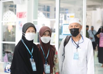 NUR AMIRA FAEEZAH Ahmad (tengah) menjadi antara bakal jemaah haji termuda selepas dipilih menunaikan ibadah haji bersama seluruh ahli keluarganya tahun ini - UTUSAN/SHAIKH AHMAD RAZIF