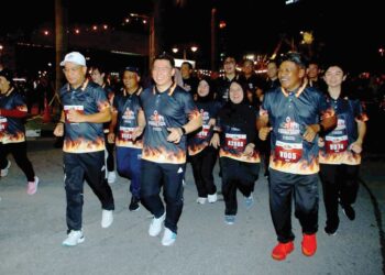 NGA Kor Ming (tengah) menyertai Program Larian Bersama Bomba Malaysia Madani di Bulatan Sultan Azlan Shah Meru Raya di Ipoh, Perak semalam. - UTUSAN/ZULFACHRI ZULKIFLI