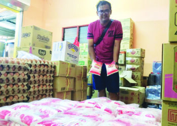 SYAHRUL Amiruddin menunjukkan bekalan gula yang dijual di premisnya di Kampung Batu Enam, Kuala Nerus, Terengganu. 
– UTUSAN/TENGKU DANISH BAHRI TENGKU YUSOFF