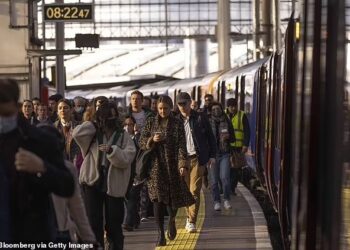 LEBIH 3,000 pekerja daripada 70 syarikat mula melaksanakan sistem bekerja empat hari seminggu. - BLOOMBERG