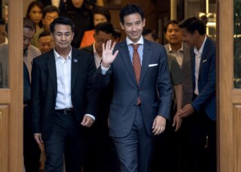 PITA Limjaroenrat (tengah) berjalan sambil melambai tangan kepada para penyokongnya di sebuah restoran di Bangkok. - AFP