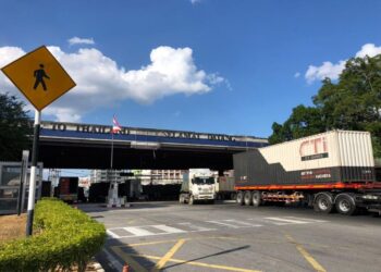 PETUGAS kesihatan di sempadan dilatih mengesan kes cacar monyet dalam kalangan pengembara yang masuk ke negara ini bagi mengelak penularan. – UTUSAN/SHAHIR NOORDIN