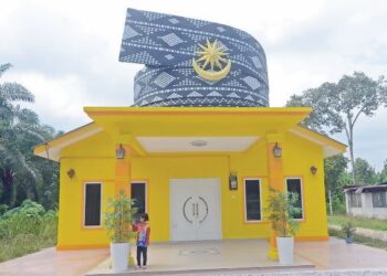 TANJAK bersaiz besar yang menghiasi bumbung sebuah rumah berwarna kuning di Labu Kubong, Chenderong Balai dekat Pasir Salak. – UTUSAN/AIN SAFRE BIDIN