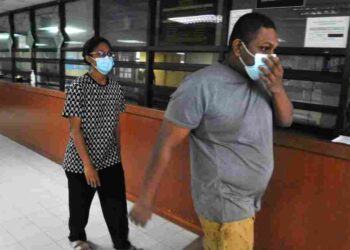 S. NAGENDRAN dan isterinya, A. Sangeetha dilepaskan tanpa dibebaskan oleh Mahkamah Sesyen Johor Bahru atas pertuduhan pindaan bertindak cuai ke atas seorang kanak-kanak lelaki berusia empat tahun, April lalu.- UTUSAN/RAJA JAAFAR