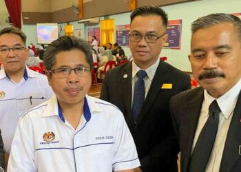 RAISIN Saidin (dua kiri) bersama Timbalan Pengarah Pendidikan Negeri (Sektor Pengurusan Sekolah), Abidin Marjan (kanan) semasa Bengkel Pemerkasaan Guru di Kota Kinabalu hari ini