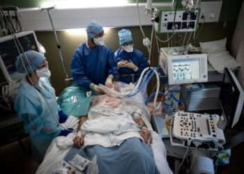 DOKTOR merawat pesakit kritikal Covid-19 di Unit Rawatan Rapi
(ICU) Hospital Lyon Sud di Pierre-Benite berhampiran Lyon, Perancis. – AFP