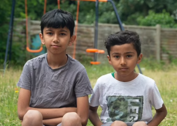 RAYHAAN (kiri) dan Sufiyaan memberitahu ibunya mereka dipaksa makan sosej babi ketika waktu makan tengah hari di sekolah. - AGENSI