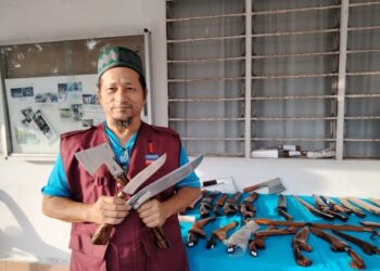 ABD. Gahaffar Awang menunjukkan pisau dan kapak yang digunakan untuk melapah daging yang dijualnya di Jalan Penghulu Tandang, Kampung Pulai Sebatang, Pontian, Johor.