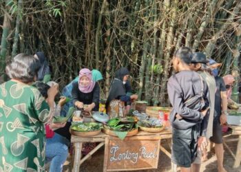 SUASANA redup di Pasar Barongan Kali Gunting di Jombang yang dikelilingi oleh pokok buluh. -KOMPAS