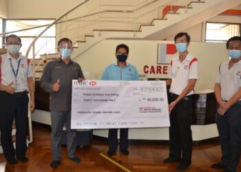 MOHAMAD Rafie (tengah) dan Mohamad Taufek (dua dari kiri) menerima replika cek daripada Lim Kwee Shyan (dua dari kanan) dalam program penyerahan sumbangan bagi membantu keluarga terkesan akibat Covid-19 di Senawang, Seremban hari ini.-UTUSAN/ZAKKINA WATI AHMAD TARMIZI.