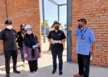 RONALD Kiandee (dua, kanan) mendengar taklimat ringkas daripada Pengarah FAMA Sabah, Ribin Wahid (kanan)